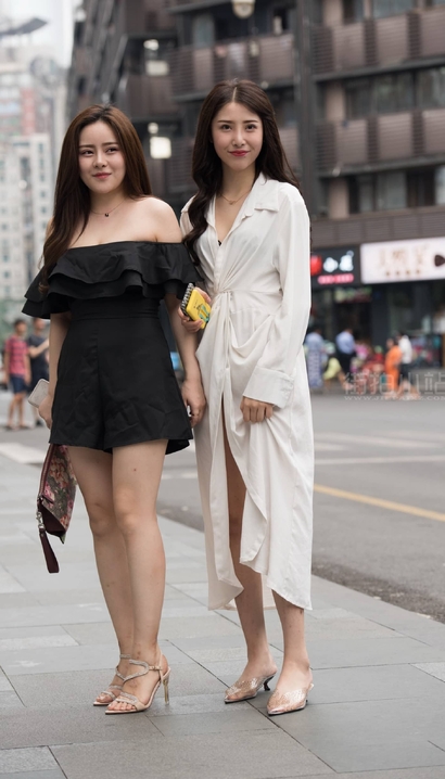 街拍柳夭艳影的潮流高雅穿扮长腿女孩[WH-85VR]
