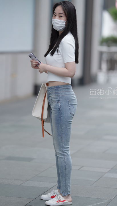 一个曲线完美的极品牛仔裤丰臀女孩[AK-W1T8]