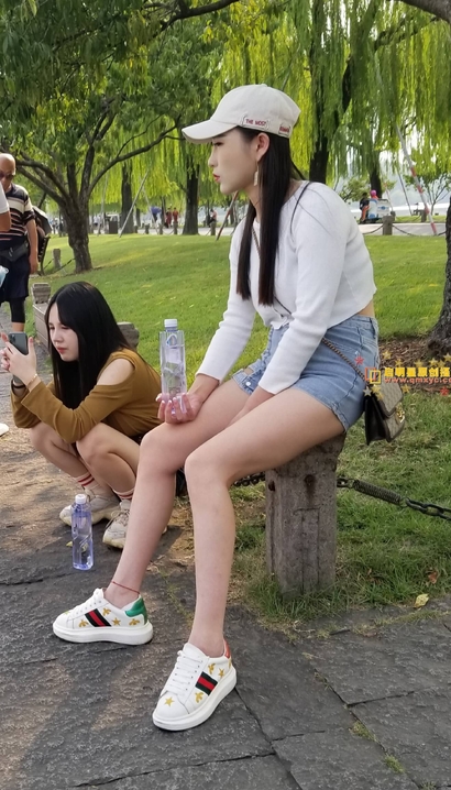 街拍颜值很高的性感热裤长腿女生[YL-J9HQ]