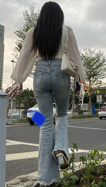 街拍温香艳玉的新潮紧身牛仔裤长腿美女[SA-NDJ9]
