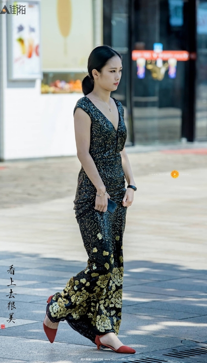抓拍婀娜多姿的前卫超短裙紧臀辣妹[LD-W3R1]