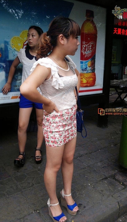 一位美撼凡尘的风尚超短裙美腿美眉[NE-A218]