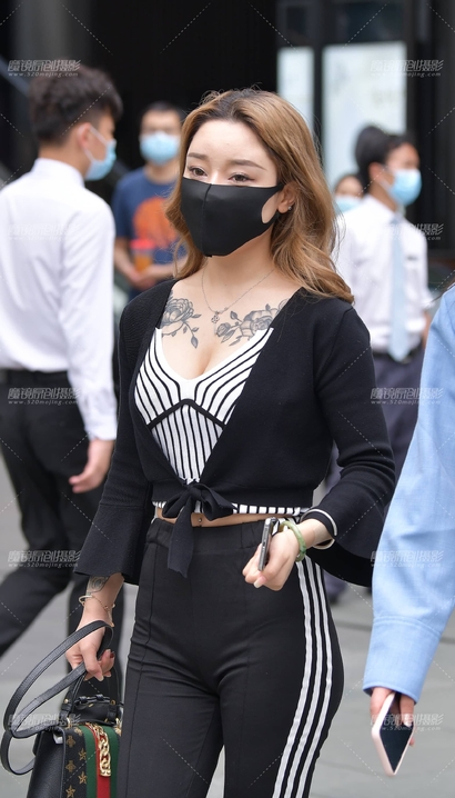 抓拍沉鱼落雁的性感紧身牛仔裤圆臀美眉[RJ-W318]