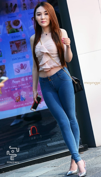 抓拍仙姿玉色的风尚紧身裤宽臀御姐[HT-EVKW]