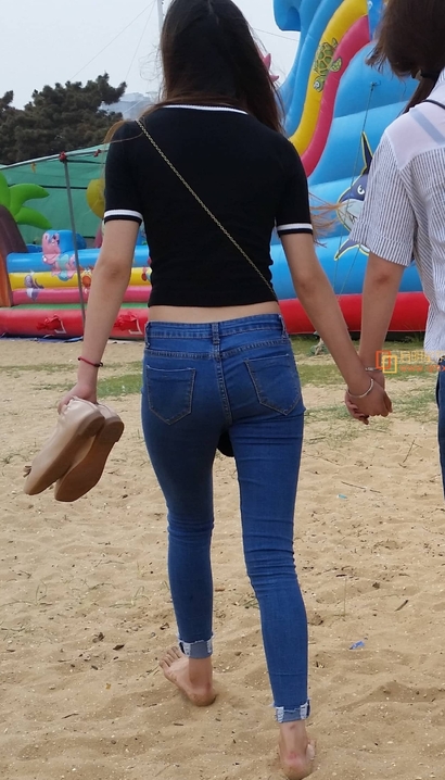 街拍国色天资的风尚紧身牛仔裤翘臀美女[HE-I8S6]