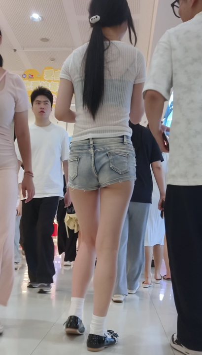 【视频】街拍美撼凡尘的前卫热裤翘臀小姐姐[FV-GD9V]