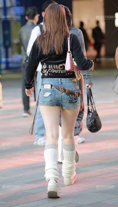 抓拍娥娜翩跹的性感热裤翘臀美眉[DS-6SPL]