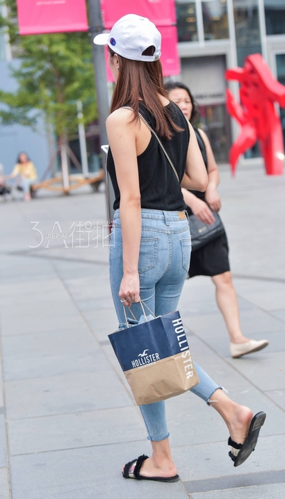 一位身材极好的气质牛仔裤美腿女生[GF-7IDK]