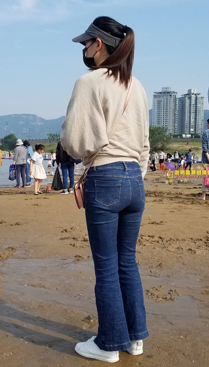 抓拍楚楚动人的前卫牛仔裤丰臀女神[OK-A742]