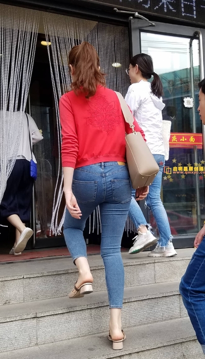 抓拍气质极佳的新潮牛仔裤长腿女生[KE-N811]