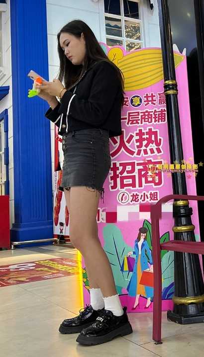 一位风华绝代的风尚裙子圆臀美眉[VG-0URB]