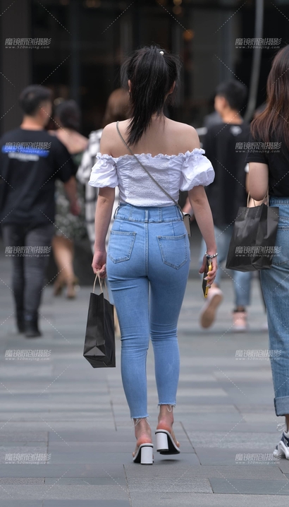 偶遇国色天香的风尚紧身牛仔裤美臀女孩[WN-XY71]