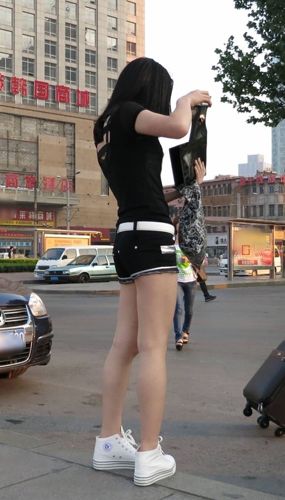 偶遇天生丽质的潮流热裤长腿女生[OA-EEH8]