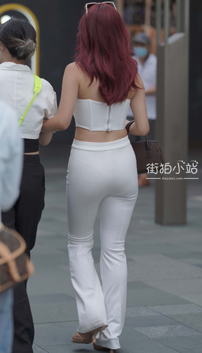 偶遇婉风流转的极品紧身裤圆臀女生[WY-DWT1]