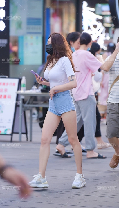 街拍气质出众的性感热裤长腿御姐[OT-H92D]