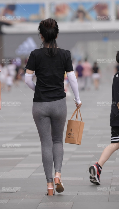 抓拍美撼凡尘的小清新紧身裤翘臀美眉[LG-6879]