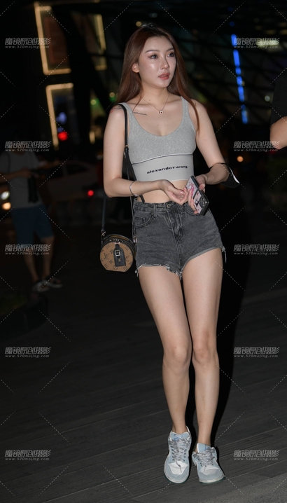 街拍靡颜腻理的新潮热裤长腿女生[XB-2I4P]