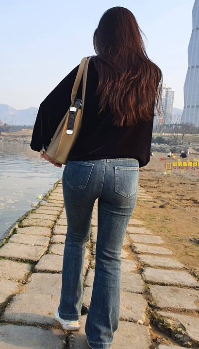 一位如琬似花的时髦牛仔裤宽臀辣妹[IW-A9AQ]