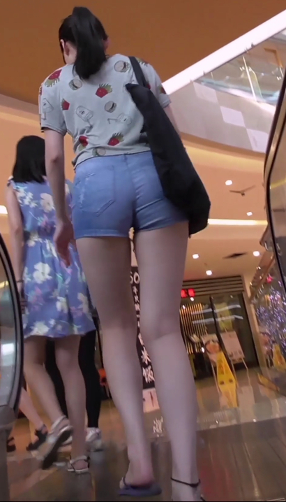 【视频】偶遇柳夭艳影的新潮热裤大长腿女生[RE-2YEX]