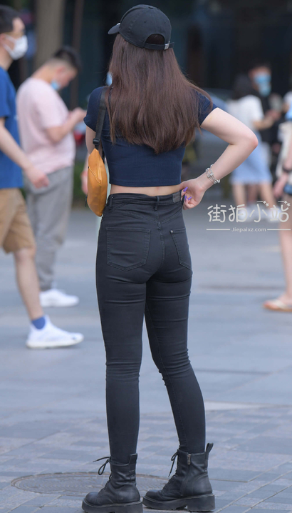 街拍饱满圆润的风尚紧身牛仔裤丰臀女生[PS-2T59]