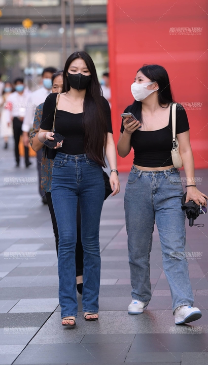 一位国色天资的性感牛仔裤紧臀女神[KP-YY19]