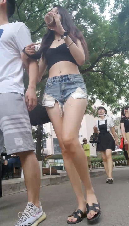 【视频】抓拍一代容华的潮流热裤美臀女孩[QC-58SP]