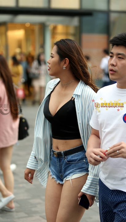 街拍温婉可人的风尚热裤美臀辣妹[PR-KU5T]