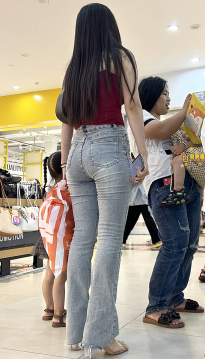 抓拍艳若桃李的新潮紧身牛仔裤紧臀女神[KV-C50X]