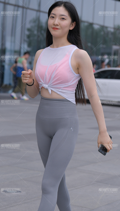 街拍国色天资的极品紧身裤美腿美女[LX-JK35]