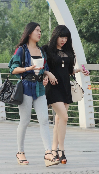 抓拍柳娇花媚的极品紧身裤丰臀女孩[XY-C2CE]