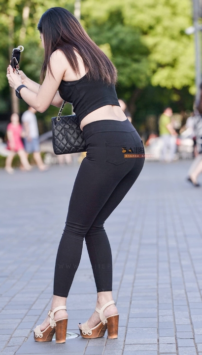 街拍明艳动人的新潮紧身裤美腿靓女[NP-ZZLE]