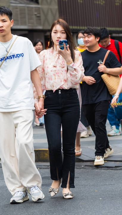 一个温香艳玉的小清新紧身牛仔裤丰臀美女[IG-38H7]