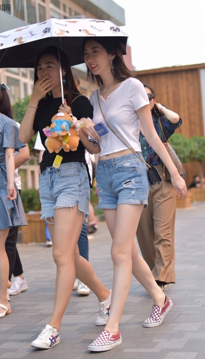 街拍清水芙蓉的小清新热裤长腿女神[GZ-9RFJ]