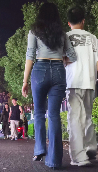 【视频】街拍软玉温香的气质紧身牛仔裤翘臀靓女[LB-538Y]