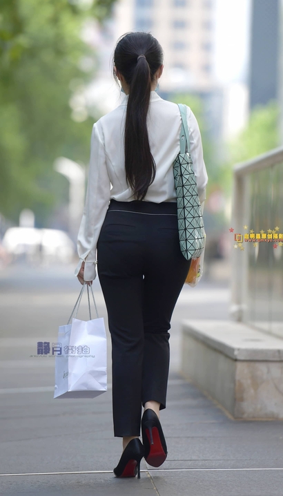 一位青春活力的气质清雅装束宽臀女孩[UM-9654]