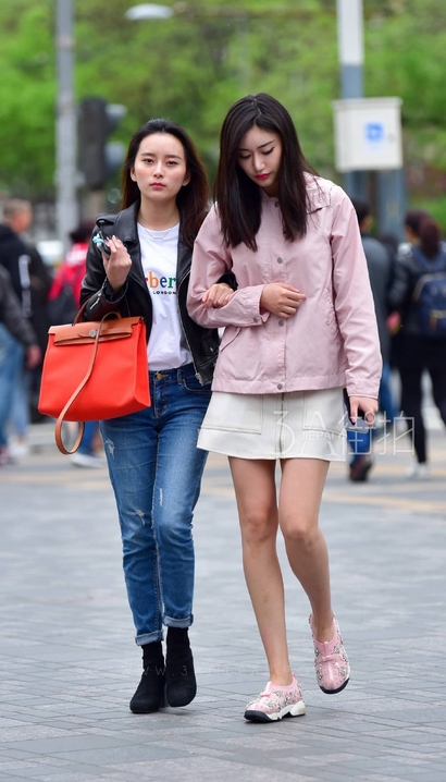 偶遇绝色美人的前卫小短裙宽臀辣妹[EG-U99G]