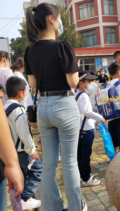 街拍风姿绰约的潮流牛仔裤宽臀辣妹[HQ-GIN2]