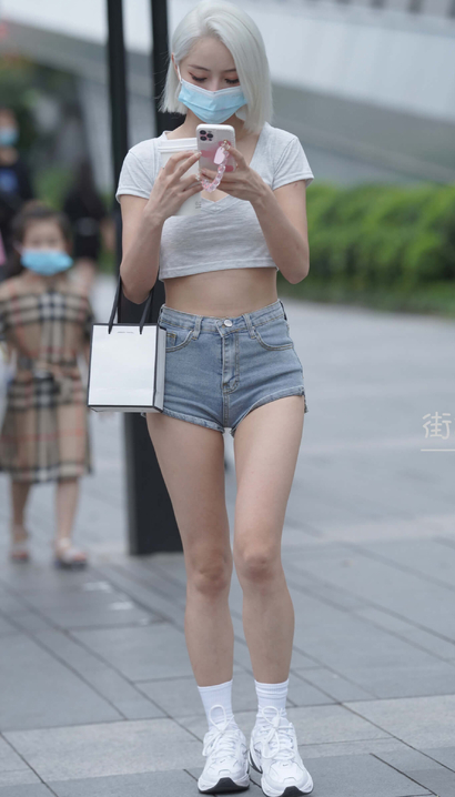 抓拍一代佳人的时髦热裤圆臀女神[YF-92KD]