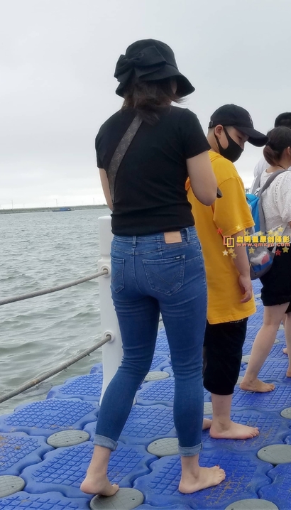 偶遇颇具气质的气质牛仔裤大长腿美女[WF-6A14]
