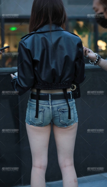 一位清丝纠缠的小清新热裤大长腿靓女[HW-6U71]