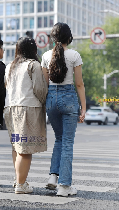 偶遇顾盼流转的时髦牛仔裤美臀美女[QC-X07Q]