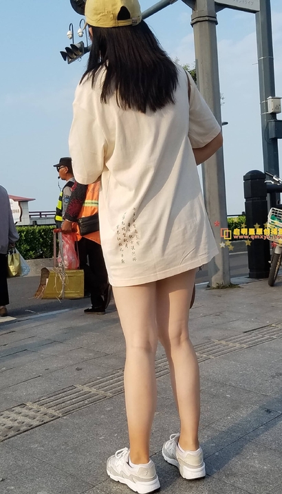 一位窈窕淑女的气质热裤翘臀女生[ZO-WX59]