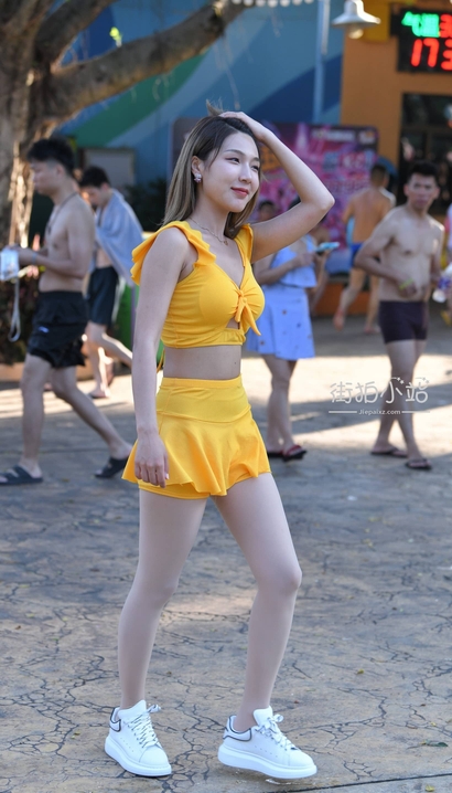 街拍腰如约素的时尚优雅衣着翘臀御姐[SN-0U2I]