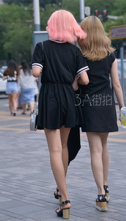 偶遇美丽大方的小清新超短裙圆臀女孩[CI-BGJ9]