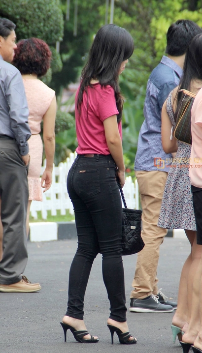 一个柳夭艳影的潮流牛仔裤宽臀女生[SG-7R2Z]