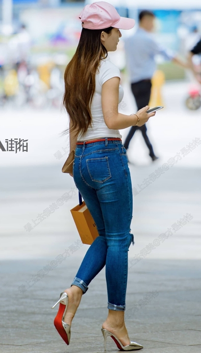 一个优雅大方的风尚牛仔裤圆臀御姐[NB-56IZ]