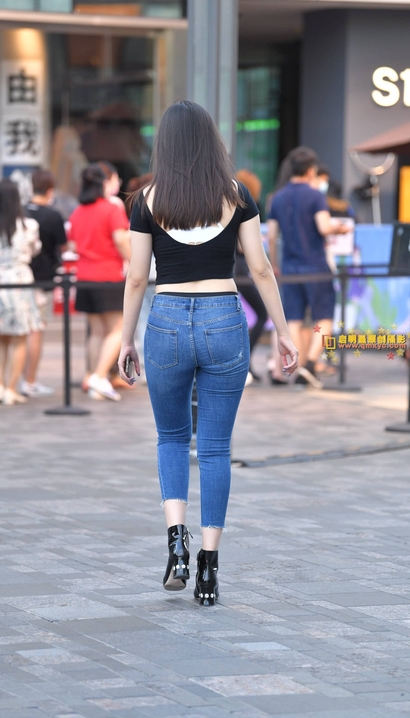 抓拍蛾眉皓齿的极品紧身牛仔裤美臀小姐姐[QS-68I6]