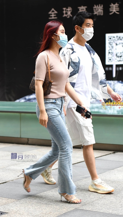 街拍柳夭艳影的极品牛仔裤美腿女神[DI-L010]