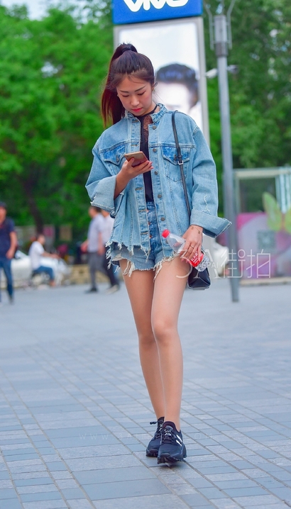 街拍花容月貌的新潮热裤宽臀辣妹[KE-6L5F]