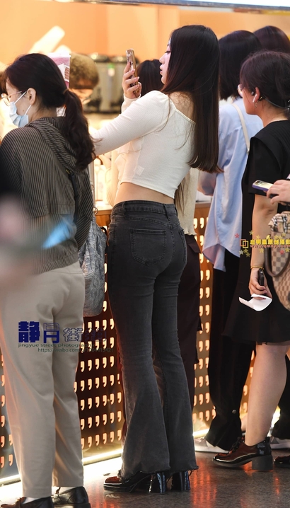 街拍明目皓齿的时尚牛仔裤长腿美眉[ZT-JLO3]